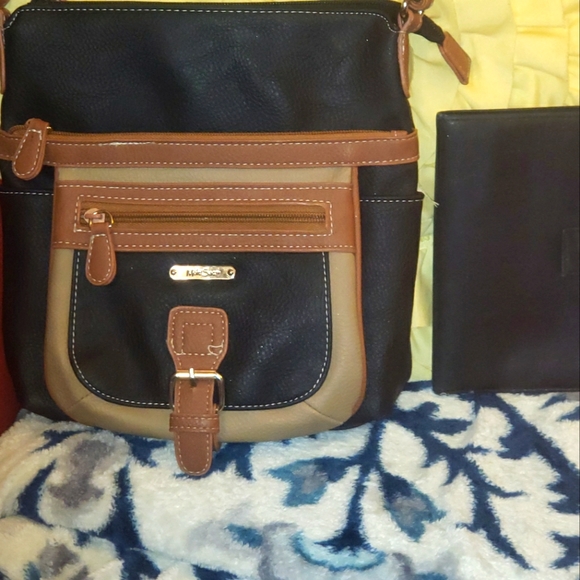 Beautiful,Practically New, Name Brand Purses! Different prices from $15-35 - Picture 5 of 16